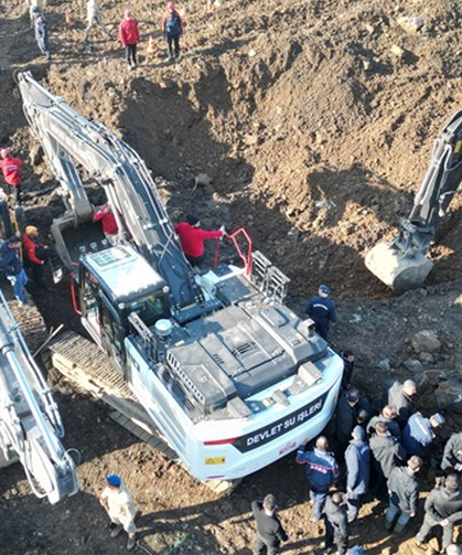 ARTVİN- Karadeniz Sahil Yolu'ndaki heyelanda toprak altında kalan araca 36 saat sonra ulaşıldı