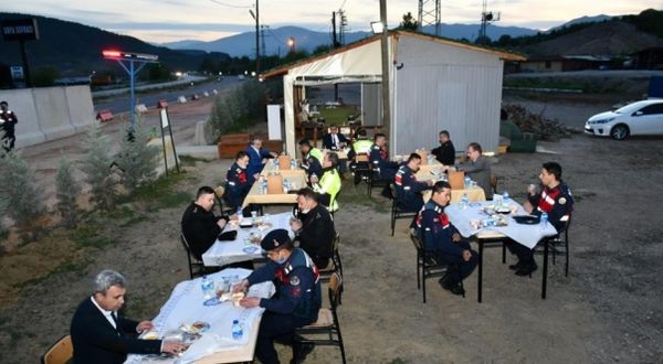 Karabük Valisi Gürel, jandarma personeliyle iftar yaptı