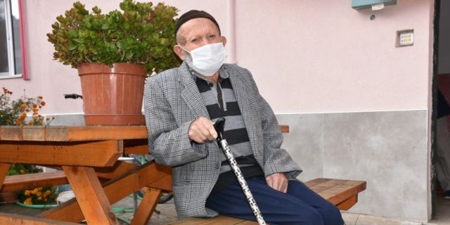 Bartın'da 103 yaşındaki Cafer dede Kovid-19'u yendi