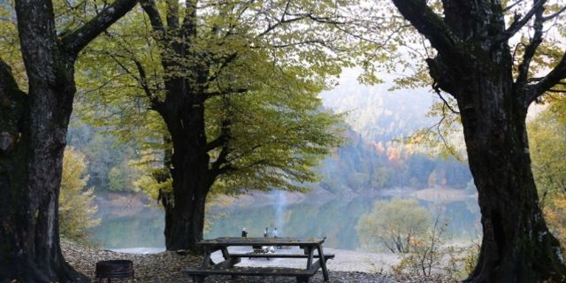 Sülüklügöl Tabiat Parkı'nda sonbaharın güzellikleri yaşanıyor