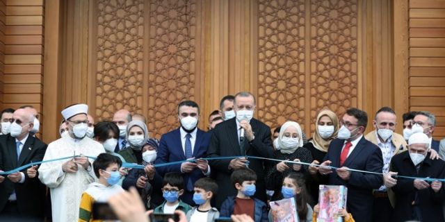 Cumhurbaşkanı Erdoğan, cuma namazını açılışını yaptığı Hacı Ahmet Erdoğan Camisi'nde kıldı