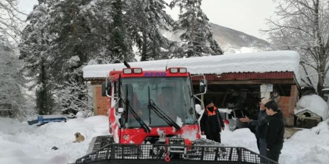Kastamonu'da kardan yolu kapanan köylerde hastalanan 2 kişi hastaneye ulaştırıldı