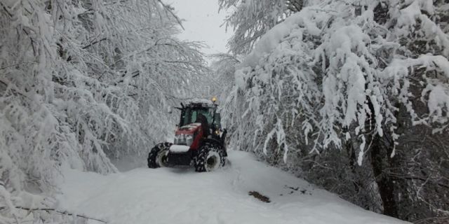Sinop'ta köylüler karla mücadele ekiplerine traktörleriyle destek veriyor