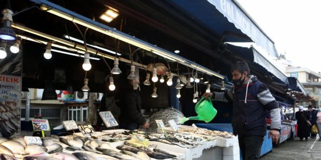 Trabzon'da uzun bir sürenin ardından tezgahları süsleyen taze hamsi kısa sürede tükendi