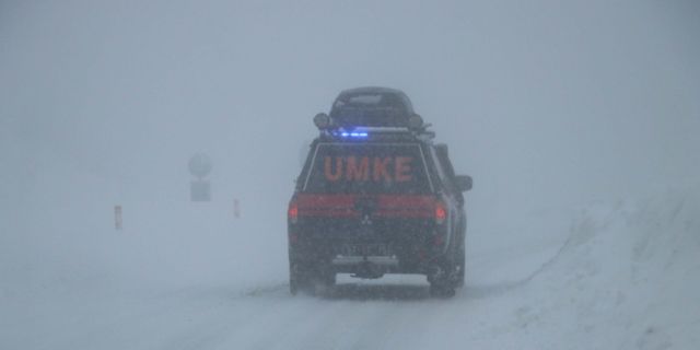 Zonguldak'ta ekipler yolu kardan kapanan mahalledeki hasta için seferber oldu
