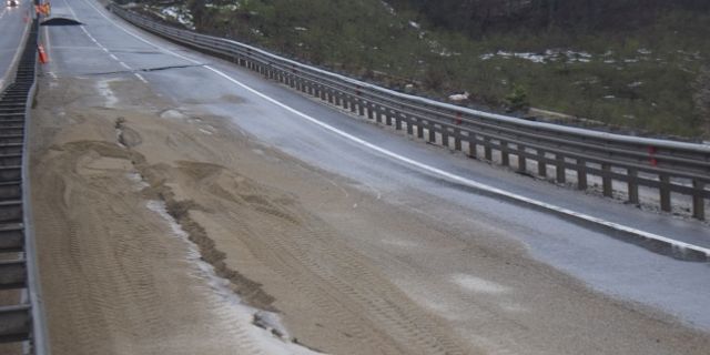 Batı Karadeniz bağlantı yolunun bir bölümündeki çökme nedeniyle yol trafiğe kapatıldı