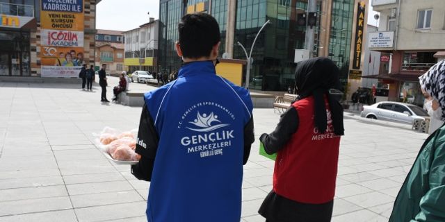 Çorum'da gönüllü gençler, Yeşilay Haftası etkinliğinde sigarasını kıranlara meyve ikram etti