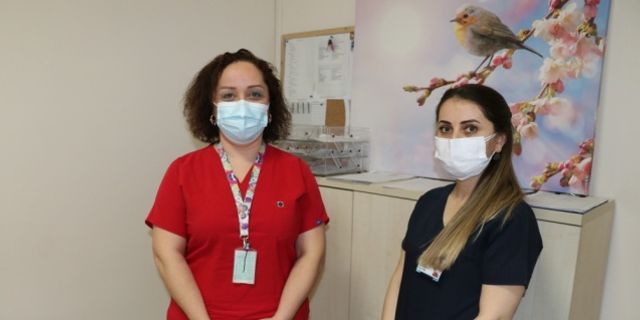 Koronavirüsle mücadele eden kadın sağlık çalışanları hem evde hem işte mesai harcıyor