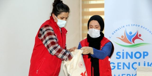 Sinop'ta gönüllü gençler Kovid-19 nedeniyle kütüphaneye gidemeyenleri kitapla buluşturuyor