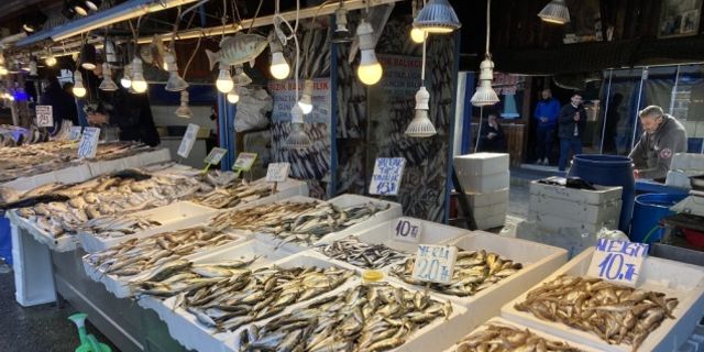 Trabzon'da balıkçı tezgahlarında hamsinin yerini diğer çeşitler aldı