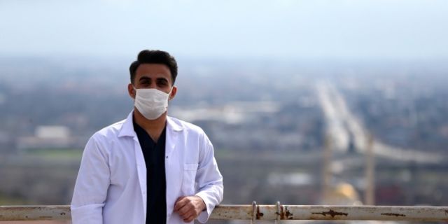 Trafik kazasında bacağını kaybeden genç, doktorunun izinden gidiyor