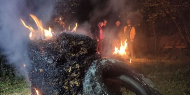 Düzceli fındık üreticileri, geceleri ağaçlarını soğuktan "duman"la korumaya çalışıyor