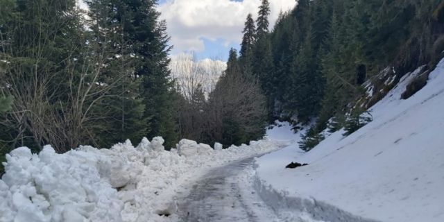 Kastamonu'da ekipler, ilkbaharda karla mücadele çalışması yaptı
