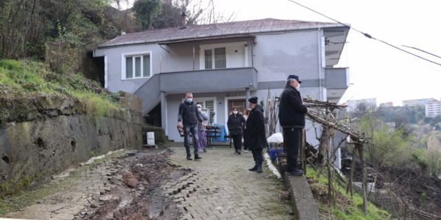 Zonguldak'ta meydana gelen heyelanda bir evin yatak odası ve mutfak duvarı yıkıldı