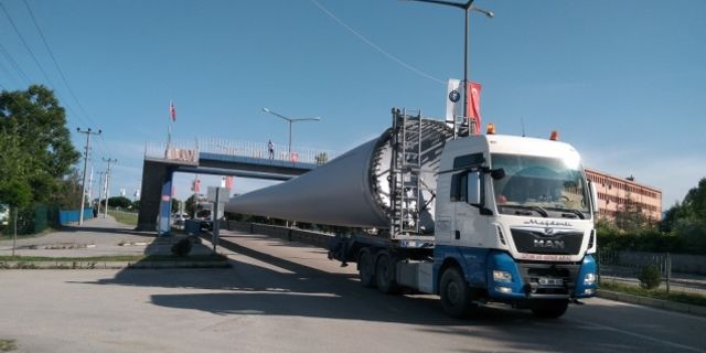 75 metre uzunluğundaki rüzgar türbininin kanatları tırlarla taşındı