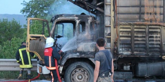 Kastamonu'da talaş yüklü yüklü kamyon yandı