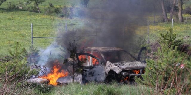 Otomobilleri devrilen çift, yanan araçtan son anda kurtarıldı