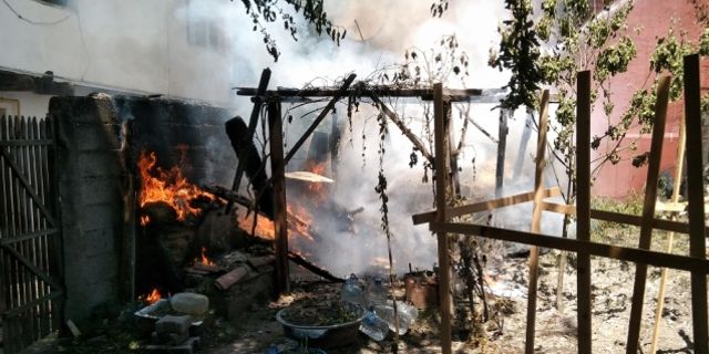 Samsun'da iki katlı ahşap evde çıkan yangın söndürüldü