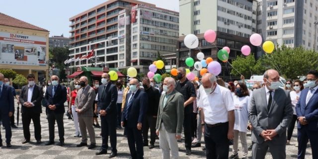 Samsun'da protokol üyeleri bağımlılıkla mücadele için gökyüzüne renkli balonlar bıraktı