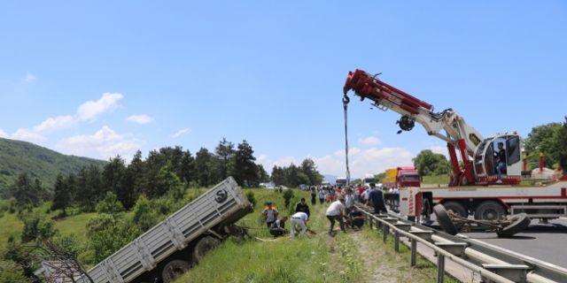 Bolu'da şarampole devrilen kamyon vinç yardımıyla kurtarıldı