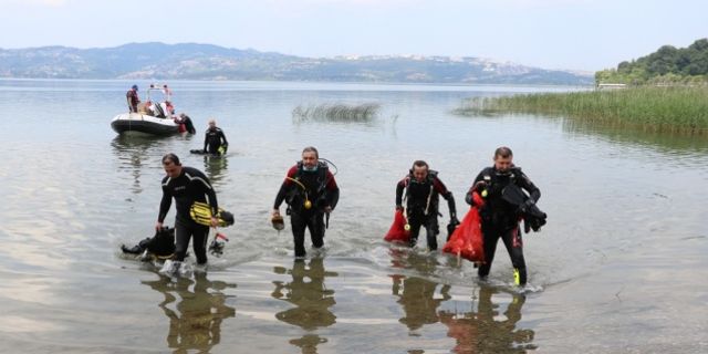 Düzce ve Sakarya'da gönüllüler, Karadeniz sahili ile Sapanca Gölü çevresindeki çöpleri topladı