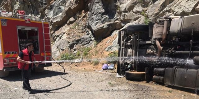 Gümüşhane'de devrilen tırın şoförü ağır yaralandı