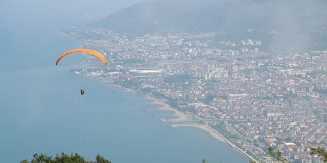 Mavi ile yeşilin buluştuğu Ordu, yamaç paraşütçülerini ağırlıyor