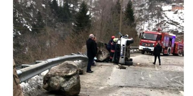 Seyir halindeki kamyonete kaya düştü:4 kişi öldü