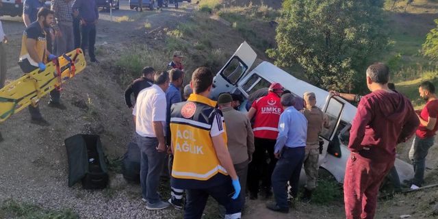 Siirt’te işçileri taşıyan minibüs uçuruma yuvarlandı