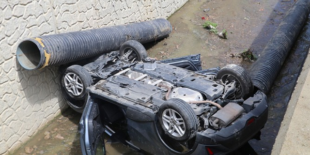 Rize’de Park Halindeki Araca Çarpan Otomobil Dereye Uçtu: 2 Yaralı