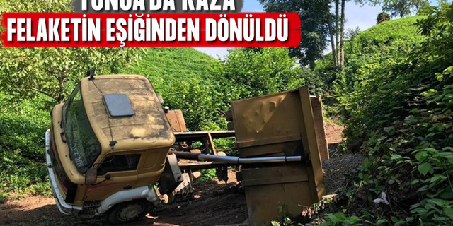 Yola Devrilen Kamyonu Kaldırmak İçin Yoğun Uğraş Verdiler