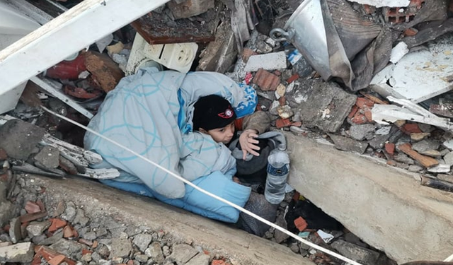 Hatay'da belden aşağısı enkazda kalan çocuk kurtarılmayı bekliyor