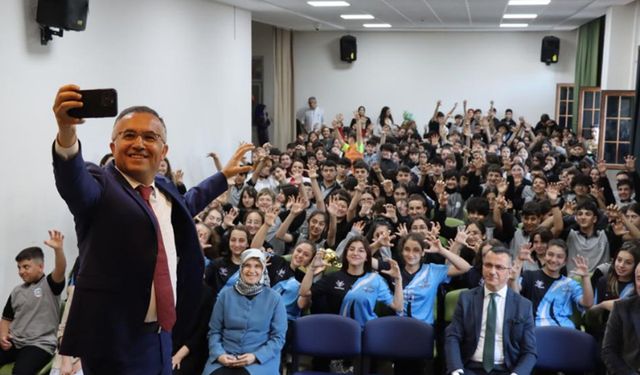 Vali Çeber, 'Kariyer Günleri'nde Öğrencilerle Buluştu