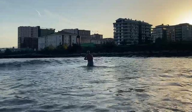 Rizeli havaların soğumasına aldırmadan Kasım ayında denize girdi