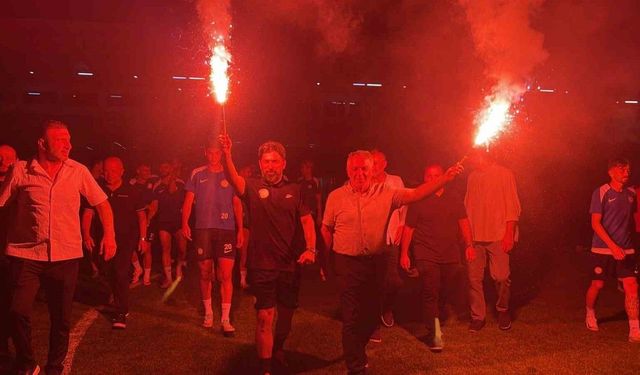 Çaykur Rizespor taraftarı lig meşalesini yaktı