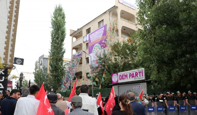 Van'daki evlat eylemine katılan anne: PKK bir oğlumu kaçırdı, birini infaz etti