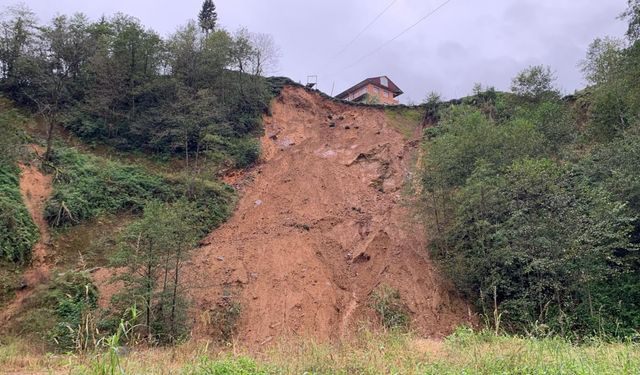 Rize'de heyelan; 2 boş ev toprak altında kaldı