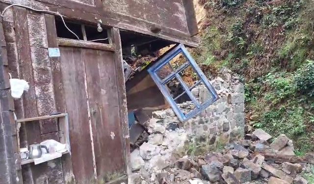 Rize'de heyelan; ahşap ev hasar gördü, minibüs uçuruma sürüklendi