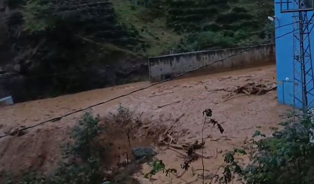 Rize’de heyelan nedeniyle mahalle yolları ulaşıma kapandı