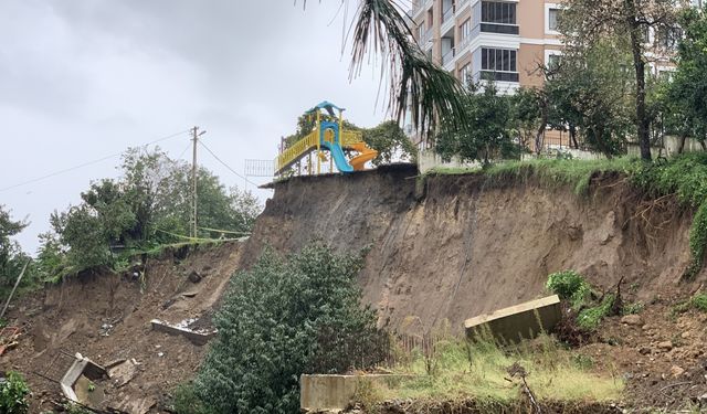 Rize’de, heyelanda sitenin istinat duvarı çöktü