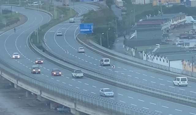 Rize’de ters şeride giren araç trafiği tehlikeye soktu