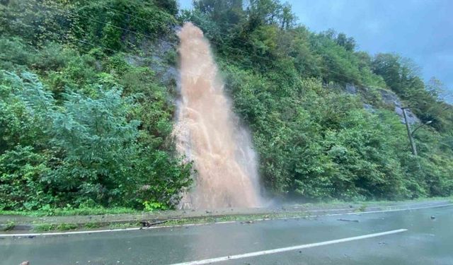 Şiddetli yağışlar Artvin’in Hopa ve Arhavi ilçelerinde etkili oluyor