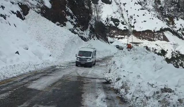 Çığ nedeniyle kapanan Artvin-Macahel yolu ulaşıma açıldı