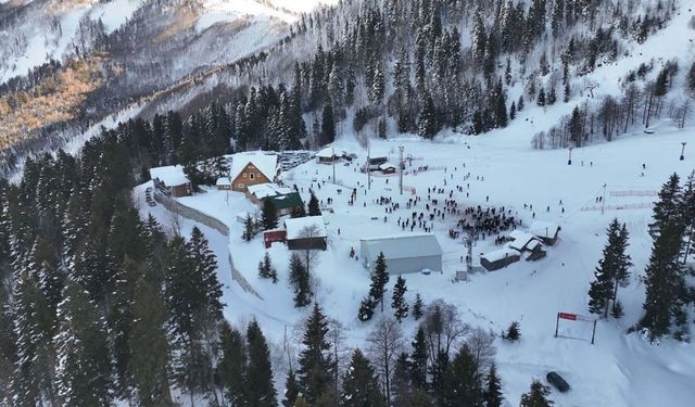 Artvin Atabarı Kayak Merkezi’nde 7. Geleneksel Kar Şenliği coşkuyla kutlandı