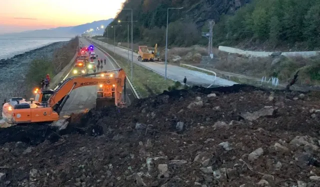 Artvin'de heyelan kabusu: Dağ koptu yola indi! O yol çift yönlü ulaşıma kapandı!