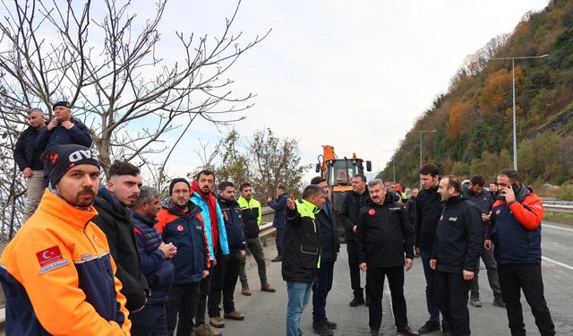 Artvin'de heyelan; Karadeniz Sahil Yolu ulaşıma kapandı (3)