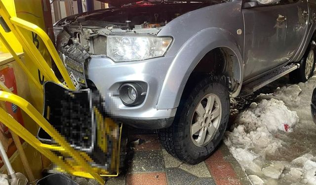 Artvin’de kontrolden çıkan kamyonet iş yerine girdi: 2 yaralı