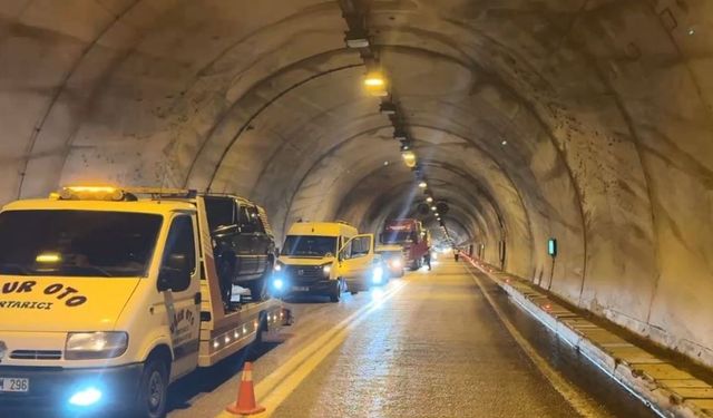 Artvin’de tünel girişinde heyelan: Yol trafiğe kapandı