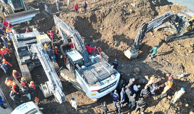 ARTVİN- Karadeniz Sahil Yolu'ndaki heyelanda toprak altında kalan araca 36 saat sonra ulaşıldı