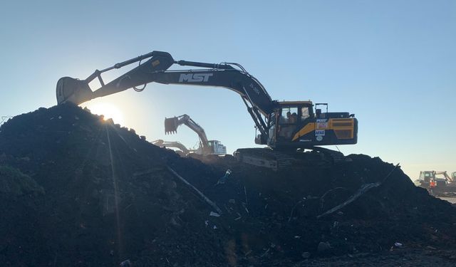 Karadeniz Sahil Yolu'nda kapalı şeritte heyelan temizliği